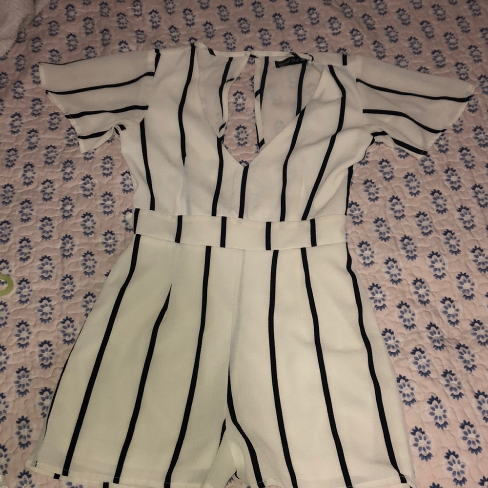 THIS A CUTE LITTLE ROMPER 😍!
